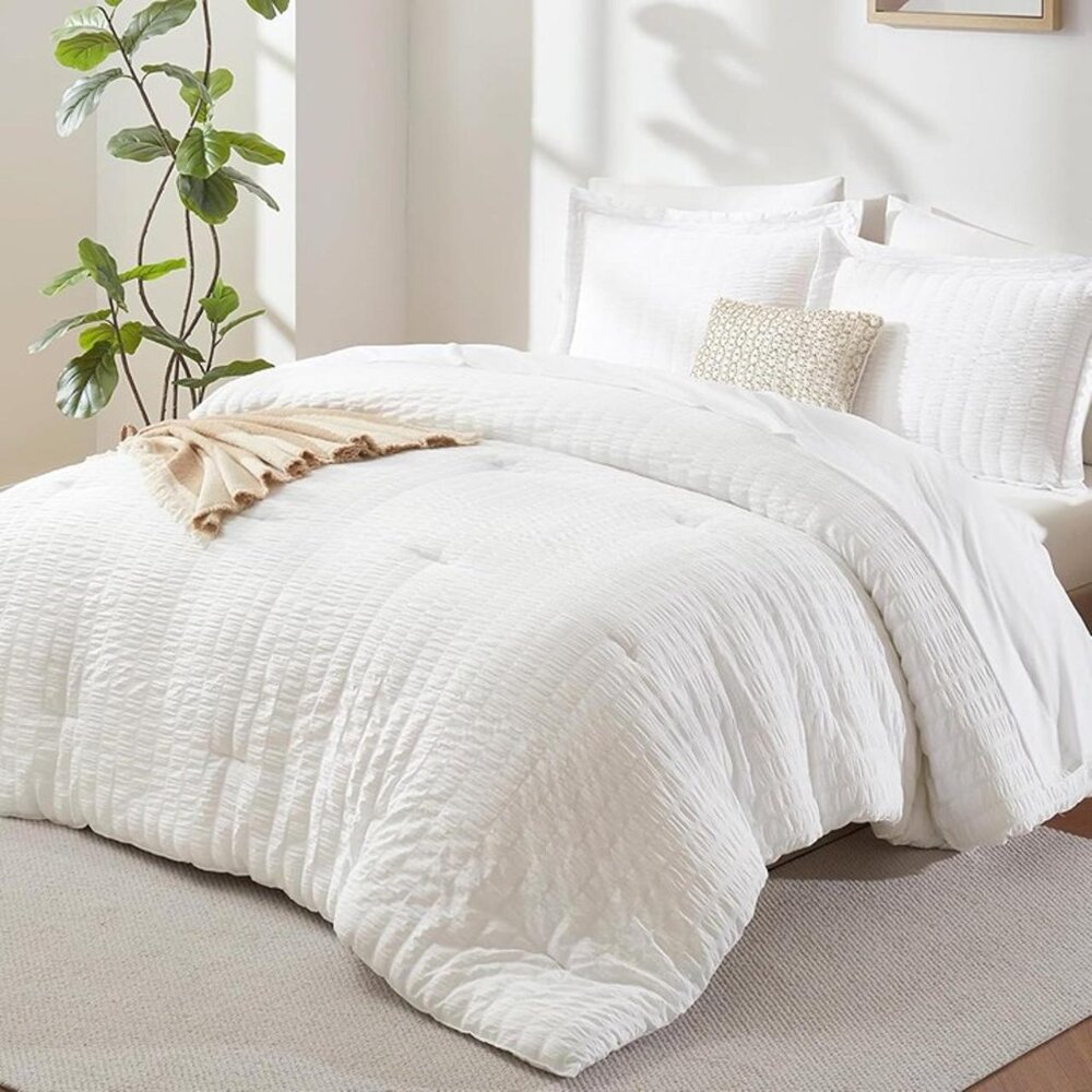 NEW Queen Comforter Set White Seersucker 7 Pieces Bed in a Bag Comforter Set